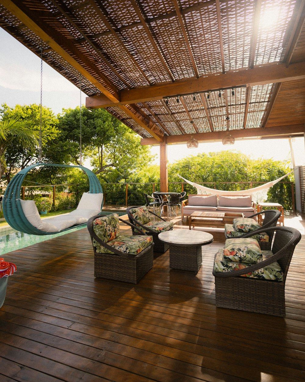 Cobertizo de madera sobre una terraza con deck y sillones en su comuna
